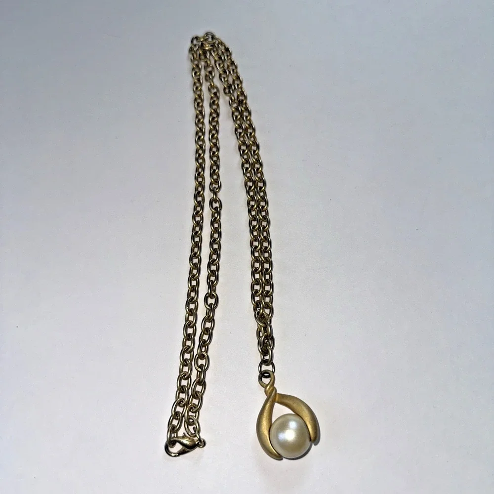 Unbranded Pendant Necklace Women 38in Gold Faux Pearl Excellent Wishbone Link
